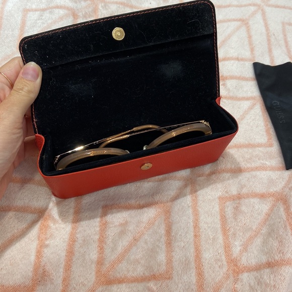 GUESS SUNGLASSES - Picture 7 of 8